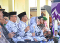 Bupati Boalemo, Drs. Rum Pagau didampingi Ketua TP PKK Boalemo, Ny. Hartati Moha Pagau bersama unsur Forkopimda memperingati HUT PGRI dirangkaikan dengan Hari Guru Nasional.(foto istimewa)