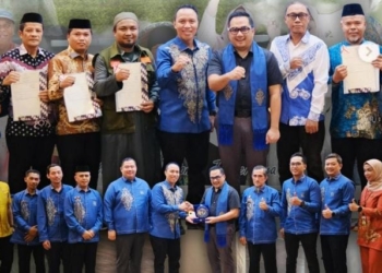 Kunjungan kerja Keyua Komisi II DPR RI yabg dirangkaikan dengan penyerahan sertipikat