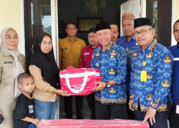 Wabup Iwan Adam saat menyerahkan bantuan dari Sentra Tumou Tou Manado kepada warga Kabupaten Pohuwato