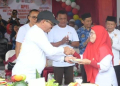 Bupati Boalemo, Drs. Rum Pagau memberikan potongan tumpeng kepada jajaran pengurus PMI Kabupaten Boalemo pada rangkaian HUT PMI ke 80.(f.dok.pimpinan)