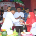 Bupati Boalemo, Drs. Rum Pagau memberikan potongan tumpeng kepada jajaran pengurus PMI Kabupaten Boalemo pada rangkaian HUT PMI ke 80.(f.dok.pimpinan)