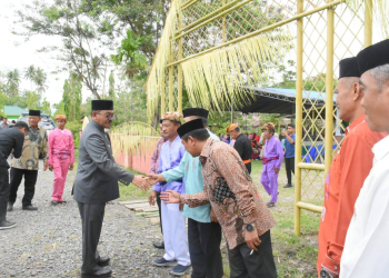 Bupati Boalemo Drs. Rum Pagau menghadiri prosesi adat moloopu kepada camat paguyaman usai dilantik.(f.dok.pimpinan)