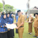 Wabup Lahmudin Hambali memberikan penghargaan kepada ASN yan