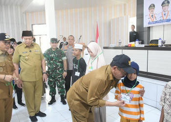 Gubernur Gorontalo, Gusnar Ismail didampingi Bupati Boalemo, Rum Pagau melaunching Sekolah Rakyat Unggulan di Kabupaten Boalemo.(f.dok.pimpinan)