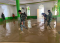 Anggota Kodim 1313 Pohuwato bantu memberikan material pasca banjir di Desa Hulawa