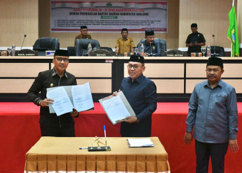 Wakil Bupati Boalemo, Lahmuddin Hambali bersama Ketua DPRD Boalemo, Karyawan Eka Putra Noho menandatangani KUA dan PPAS APBD Perubahan 2025.(f.dok.pimpinan)