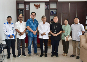 Bupati Pohuwato, Saipul A. Mbuinga, saat menerima kunjungan Uskup Manado