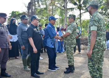 Bupati Pohuwato, Saipul Mbuinga saat menyambut kedatangan Panglima Komando Daerah Militer (Pangdam) XIII/Merdeka, Mayjen TNI Mirza Agus, S.I.P,