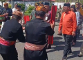 Kajati Gorontalo, Riyono SH, M.Hum disambut Bupati Boalemo Rum Pagau dan diiringi penyambutan adat Mopotilolo oleh pemangku adat.(f.NN)
