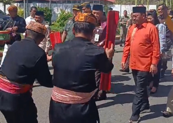 Kajati Gorontalo, Riyono SH, M.Hum disambut Bupati Boalemo Rum Pagau dan diiringi penyambutan adat Mopotilolo oleh pemangku adat.(f.NN)