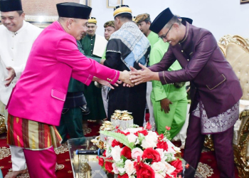 Bupati Pohuwato dan Dandim 1313 Pohuwato bersalaman usai prosesi adat tonggeyamo