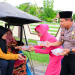 Kapolres Pohuwato bersama ibu Bhayangkari saat membagikan takjil kepada masyarakat