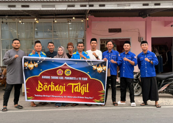 KNPI Pohuwato dan YR Team Bagi-bagi Takjil di Kecamatan Lemito