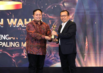 Kementerian ATR/BPN saat menerima penghargaan