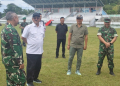 Bupati Boalemo, Drs. Rum Pagau didampingi Wabup Lahmuddin Hambali menyambut kunjungan kerja Pangdam XIIIMdk, Mayjen TNI Mirza Agus di Stadion Pemuda Boalemo.(f.dok.pimpinan)