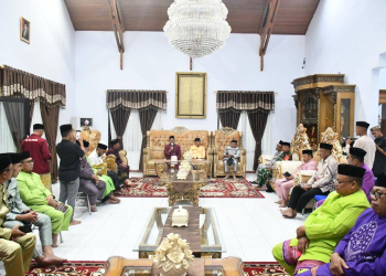 Bupati Boalemo, Rum Pagau didampingi Wabup Lahmuddin Hambali bersama Ketua DPRD, Karyawan Eka Putra Noho menggelar adat tanggeyamo guna menetapkan 1 Syawal 1.447 Hijriah.(f.dok.pimpinan)