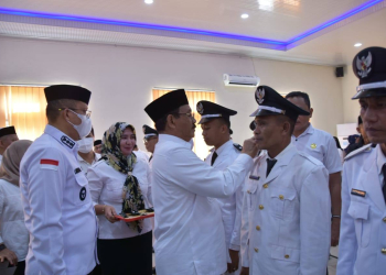 Bupati Boalemo, Rum Pagau didampingi Wabup Lahmuddin Hambali melantik dan mengukuhkan Kades PAW dan penjabat kepala desa.(f.dok.pimpinan)