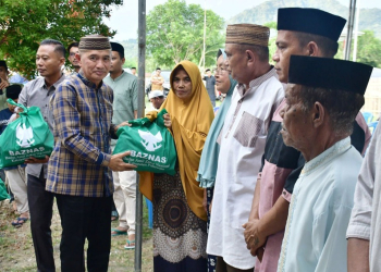 Bupati Pohuwato Saipul Mbuinga saat bagikan paket ramadan kepada kaum duafa