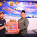 Pembagian bingkisan oleh Kapolres Pohuwato kepada awak media