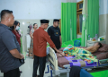 Wabup Iwan Adam saat mengunjungi pasien RS Panua
