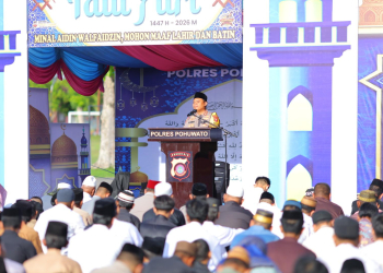 Kapolres Pohuwato, AKBP Busroni saat menjadi Khatib di Momen Idulfitri