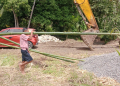 Masyarakat ikut membantu proses pembangunan jembatan perintis garuda di Desa Wonggarasi