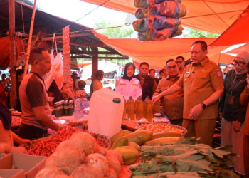 Gubernur Gorontalo Gusnar Ismail meninjau langsung ketersediaan sembako di Gorontalo.(f.hms)