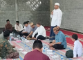 Suasana buka puasa bersama masyarakat Dimito berlangsung penuh kekeluargaan. Tampak Bupati Boalemo Rum Pagau bersama Ketua MUI Lukmanul Hakim turut mengisi tauziah.(f.dok.pimpinan)