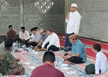 Suasana buka puasa bersama masyarakat Dimito berlangsung penuh kekeluargaan. Tampak Bupati Boalemo Rum Pagau bersama Ketua MUI Lukmanul Hakim turut mengisi tauziah.(f.dok.pimpinan)
