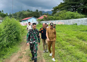 Wabup Boalemo, Lahmuddin Hambali meninjau lokasi tempat tinggal sementara pasukan Batalyon di Stadion Pemuda Boalemo.(f.dok.pimpinan)