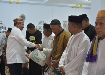 Bupati Boalemo, Drs. Rum Pagau menyerahkan paket bantuan Baznas kepada masyarakat Kecamatan Dulupi.(f.dok.pimpinan)