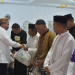 Bupati Boalemo, Drs. Rum Pagau menyerahkan paket bantuan Baznas kepada masyarakat Kecamatan Dulupi.(f.dok.pimpinan)