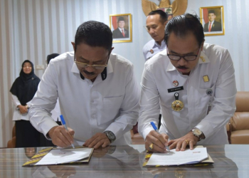 Bupati Boalemo, Rum Pagau bersama Kepala Kanwil Kemenkumham Gorontalo menandatangani kerjasama.(f.dok.pimpinan)