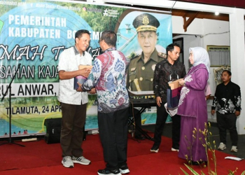 Bupati Boalemo, Rum Pagau didampingi Ketua TP PKK Boalemo, Ny. Hartati Moha Pagau menyalami Kajari Boalemo saat suasana ramah tamah perpisahan.(f.dok.pimpinan)