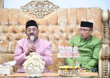 Bupati Boalemo, Rum Pagau didampingi Wabup Lahmuddin Hambali mengadakan sidang adat tanggeyamo dalam rangka penentuan 1 Ramadhan.(f.dok.pimpinan)