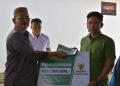 Bupati Boalemo, Rum Pagau menyerahkan bantuan kemanusiaan dari program Baznas.(f.dok)
