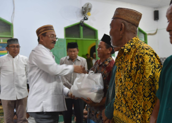 Bupati Boalemo, Rum Pagau menyerahkan bantuan paket Ramadhan kepada masyarakat Desa Bongo III.(f.dok.pimpinan)