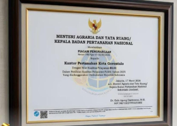 Penghargaan dari Ombudsman RI kepada Kantah Kota Gorontalo.
