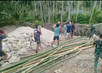 Anggota Kodim 1313 Pohuwato dan Masyarakat saat melakukan pekerjaan pembangunan jembatan perintis garuda di Desa Wonggarasi Tengah