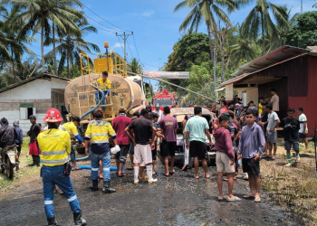Aksi tim ERT PGM saat padamkan kebakaran mobil di Hulawa