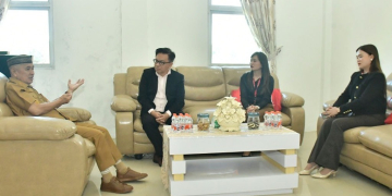 Bupati Saipul Mbuinga saat diskusi bersama rombongan dari Hotel Ibis