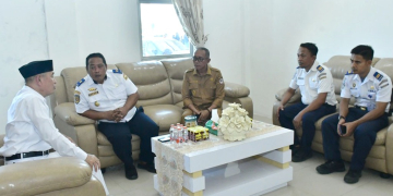 Bupati Pohuwato, Saipul A. Mbuinga, bersama Wakil Bupati, Iwan S. Adam, didampingi Tim Ahli Bupati, Edo Sijaya, menerima kunjungan silaturahmi sekaligus koordinasi dari Kepala Kantor Unit Penyelenggara Pelabuhan (UPP) Kelas III Tilamuta Wilayah Kerja Bumbulan