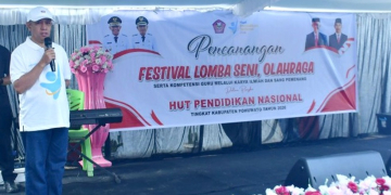 Kadis Pendidikan dan Kebudayaan, Arman Mohamad saat memberikan sambutan di pencanangan kegiatan festival lomba seni, olahraga, serta kompetensi guru melalui karya ilmiah dan sang pemenang oleh Bupati Pohuwato, Saipul A. Mbuinga