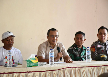 Wabup Boalemo, Lahmuddin Hambali memberikan arahan pada pertemuan bersama Pemdes Potanga dan unsur masyarakat, dihadiri pula unsur forum komunikasi pimpinan kecamatan.(f.dok)