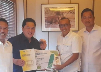 Wakil Bupati Boalemo Lahmudin Hambali. S.Sos. M.Si menyerahkan proposal rehabilitasi stadion pemuda ke Kemetrian Pemuda dan Olahraga RI.