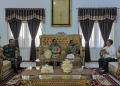 Bupati Boalemo, Drs. Rum Pagau berdialog bersama tim Itjen Mabes TNI dalam rangka monitoring progres pembangunan KDMP di wilayah Kabupaten Boalemo.(f.dok.pimpinan)