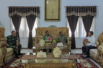 Bupati Boalemo, Drs. Rum Pagau berdialog bersama tim Itjen Mabes TNI dalam rangka monitoring progres pembangunan KDMP di wilayah Kabupaten Boalemo.(f.dok.pimpinan)