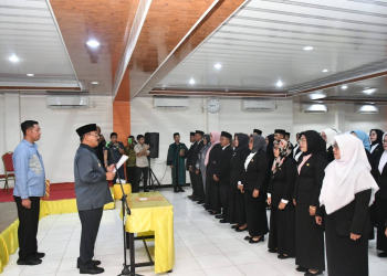 Bupati Boalemo, Rum Pagau melantik para kepala sekolah di lingkungan Kabupaten Boalemo.(f.dok.pimpinan)