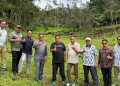 Bupati Boalemo, Rum Pagau meninjau peternakan sapi yang dikelola secara profesional di Sumatra Barat.(f.dok)