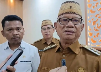 Bupati Bone Bolango, Ismet Mile bersama Ketua DPRD Bone Bolango, Faisal Yunus (kiri). (Sumber Foto : JP/TG)